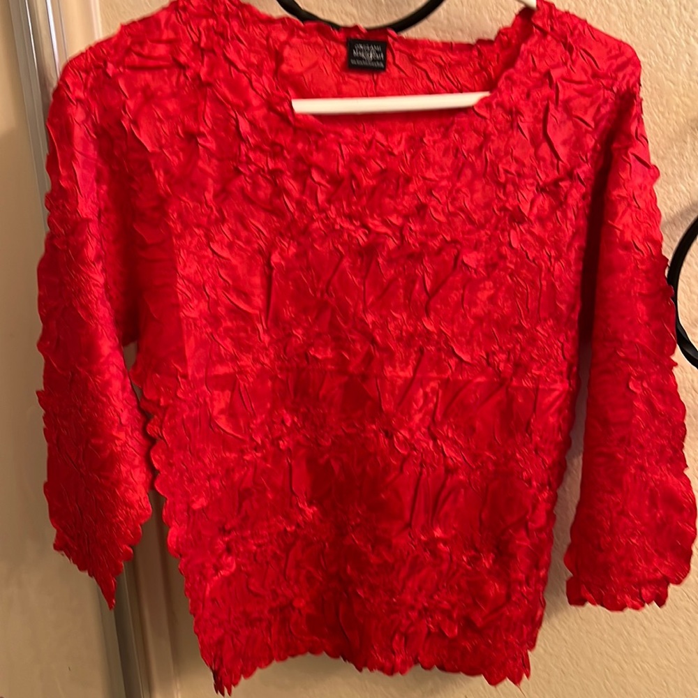 Read crinkle top three-quarter length sleeves